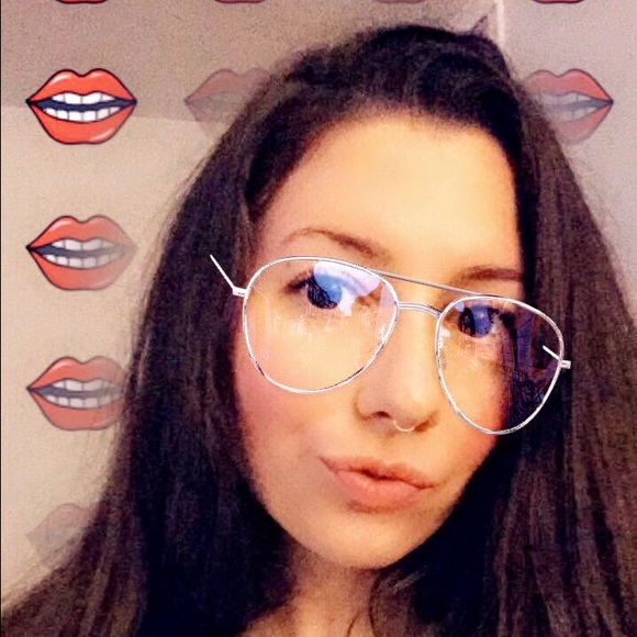 Meet your Posher โ๐ผ๏ธ - Picture 2 of 2